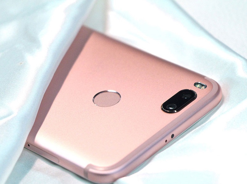 Cạnh trái Xiaomi Mi 5X