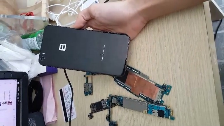 đoạn clip mổ bụng smartphone Bphone 2017