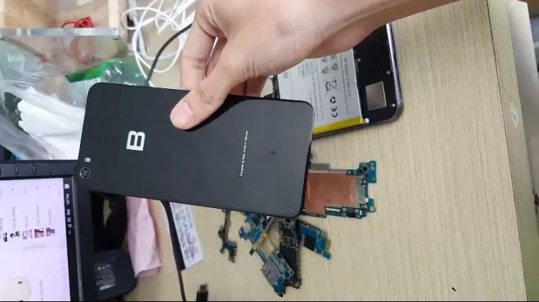 Nắp lưng của Bphone 2017 bằng kính
