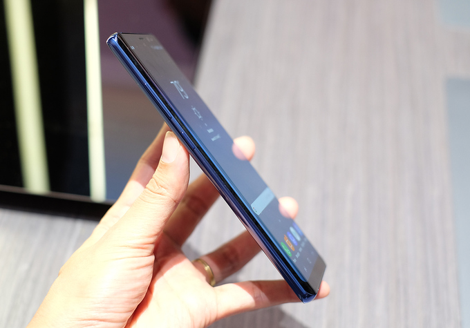 Cạnh trái Galaxy Note 8