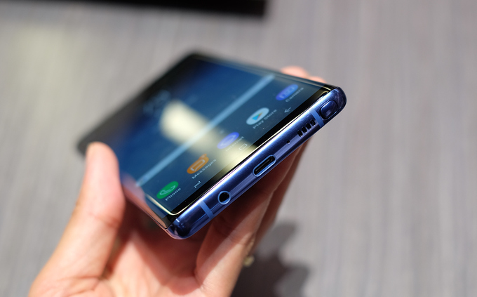 Cạnh dưới Note 8