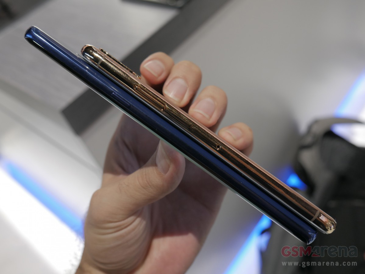 Samsung Galaxy Note 8 vs iPhone 8: Cạnh bên