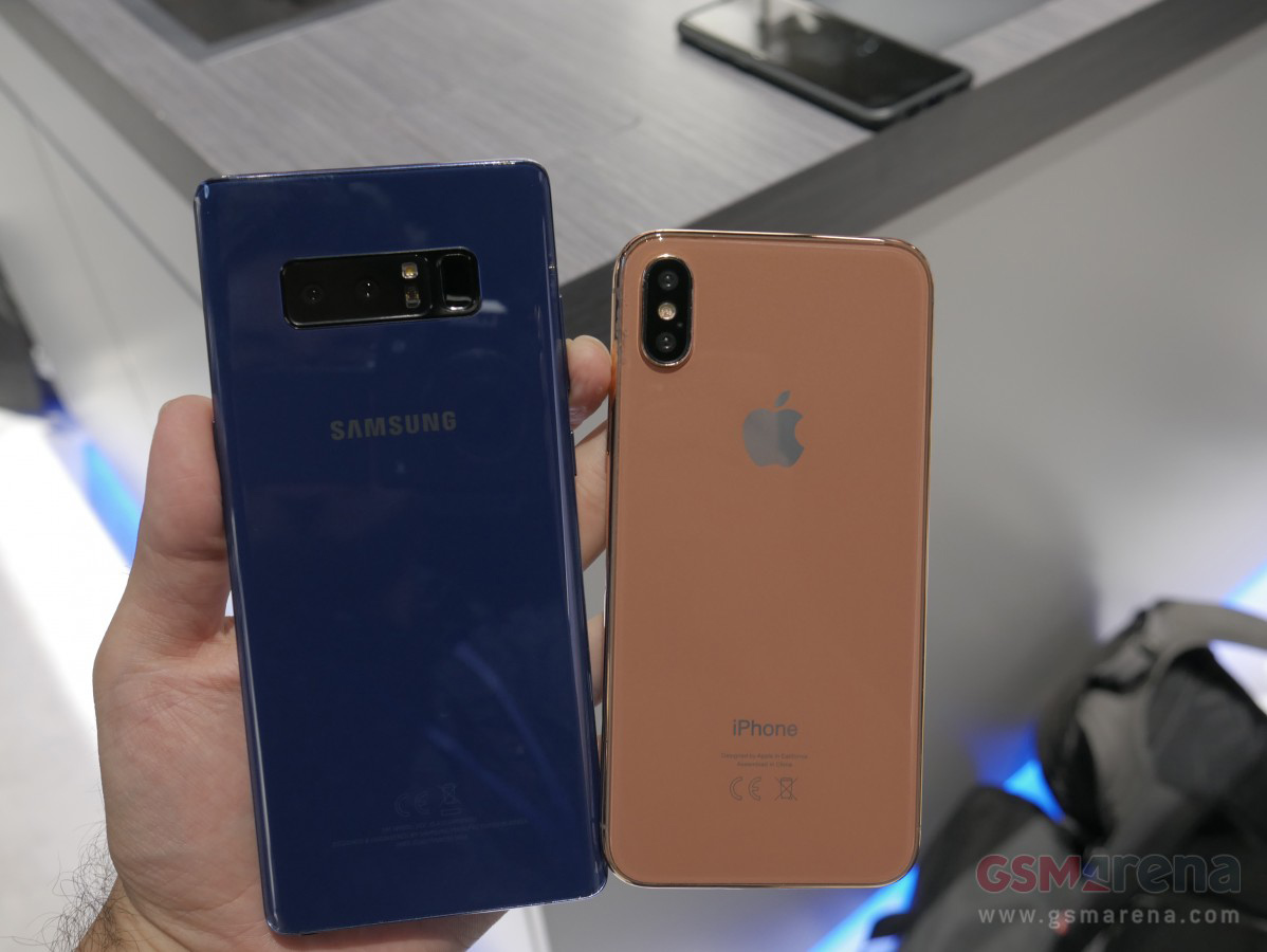 Samsung Galaxy Note 8 vs iPhone 8: Mặt lưng