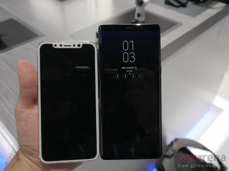 Samsung Galaxy Note 8 vs iPhone 8: Mặt trước