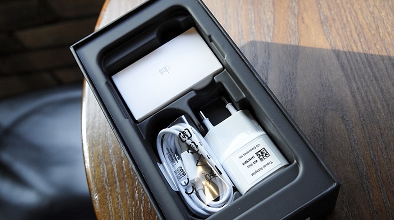 Đập hộp LG Q6: Phụ kiện