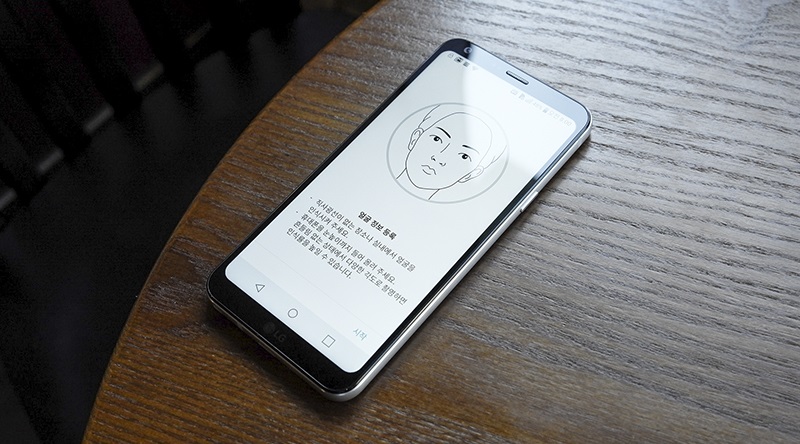 Đập hộp LG Q6: Bảo mật