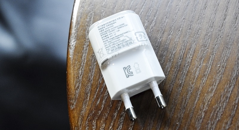 Đập hộp LG Q6: Củ sạc
