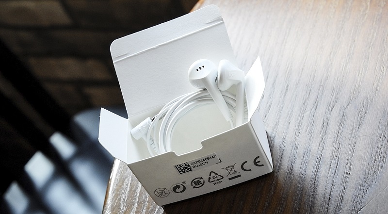 Đập hộp LG Q6: Tai nghe