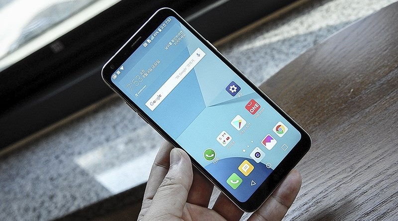 Đập hộp LG Q6: Màn hình
