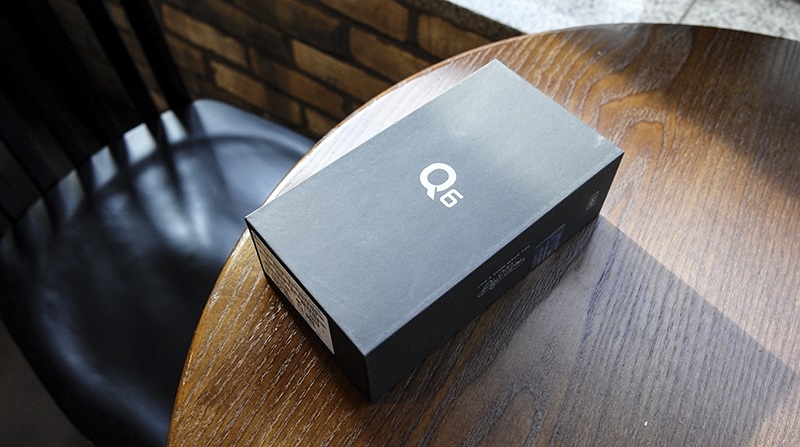 Đập hộp LG Q: hộp đựng