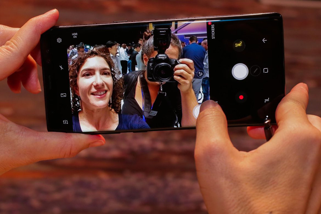 Nếu ấn và kéo nút chụp đi trong phần camera