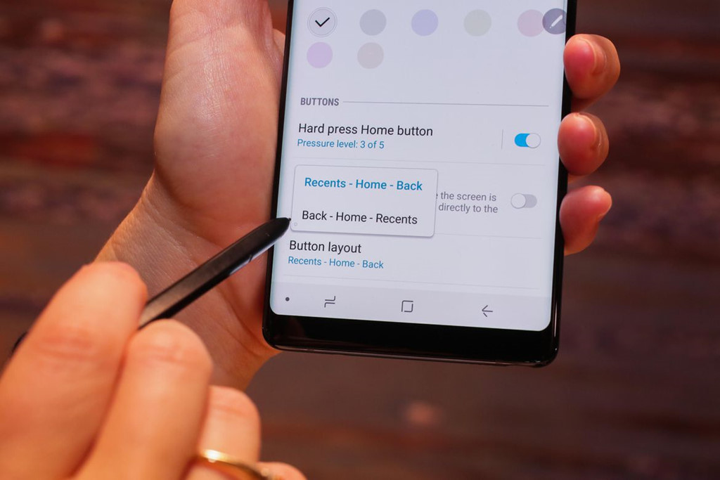 Note 8 có thể đổi chỗ vị trí các nút ảo cho nhau.
