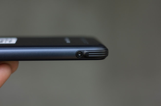 Đập hộp Samsung Galaxy S8 Active: Cạnh phải
