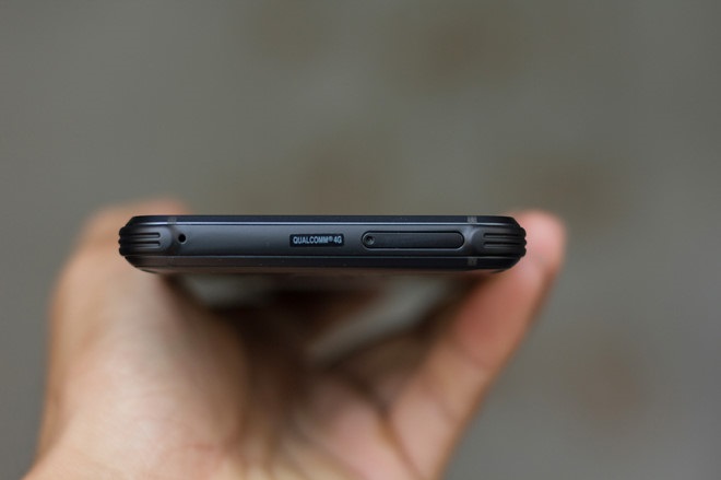 Đập hộp Samsung Galaxy S8 Active: Cạnh trên