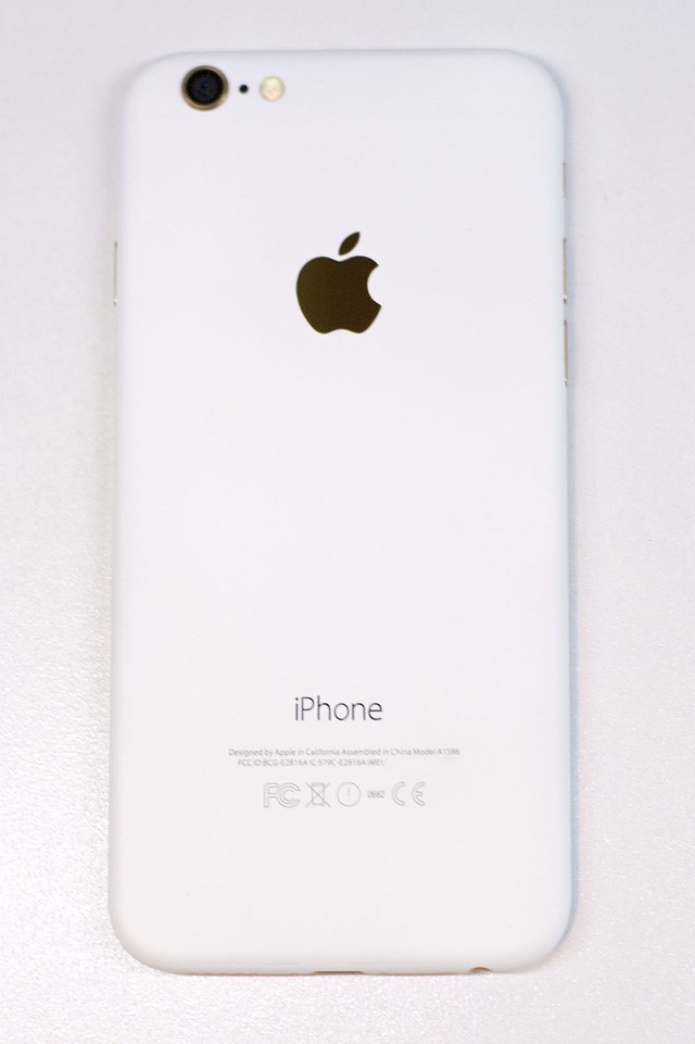 iPhone bất ngờ có thêm màu trắng nhám tuyệt đẹp ảnh 1 màu trắng - iPhone màu trắng nhám: iPhone với thiết kế sang trọng ngày càng được nâng cấp và phát triển. Màu trắng nhám mới là một sự lựa chọn tuyệt vời cho những ai yêu thích phong cách trẻ trung và đầy cá tính. Hãy cùng xem ngay hình ảnh của iPhone màu trắng nhám để tận hưởng vẻ đẹp độc đáo của chiếc điện thoại này.