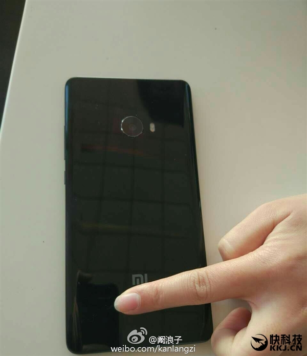 Xiaomi Mi Note 2 lại lộ ảnh thực tế với màn hình cong, màu Jet Black