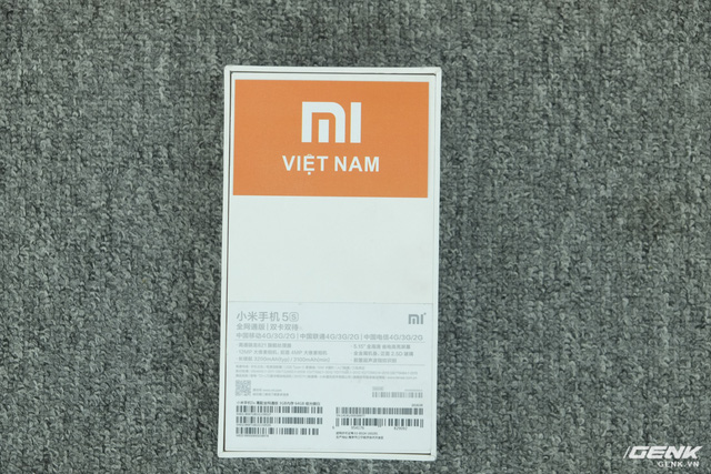Đằng sau hộp ghi một số thông tin cấu hình của máy. Phiên bản chúng tôi trên tay có màu trắng, RAM 3GB, bộ nhớ trong 64GB