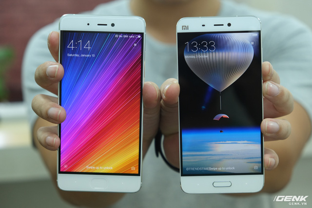 Hai điểm khác biệt lớn nhất của mặt trước Mi 5 và Mi 5s nằm ở sự thiếu vắng của logo Mi, ngoài ra còn là phím Home mới kiêm cảm biến vân tay công nghệ siêu âm