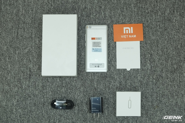 Phụ kiện đi kèm của máy gồm sạc, cáp, que chọc SIM, sách HDSD. Mi 5s không được tặng kèm ốp lưng như Mi 5s Plus
