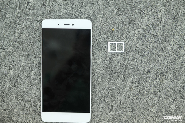 Máy hỗ trợ 2 Nano SIM và không hỗ trợ thẻ nhớ. Tuy nhiên do có bộ nhớ trong lớn (64/128GB), có lẽ đa số người dùng sẽ không cần thiết phải sử dụng thẻ nhớ.