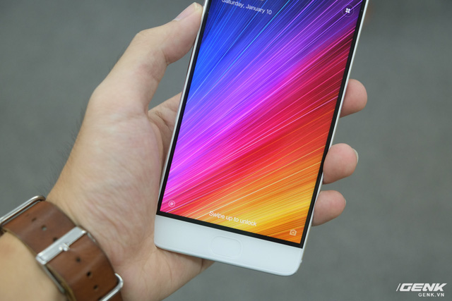 Mi 5s sử dụng nút Home cảm ứng, không còn bấm được như Mi 5. Đằng sau nút Home này là công nghệ nhận diện vân tay siêu âm