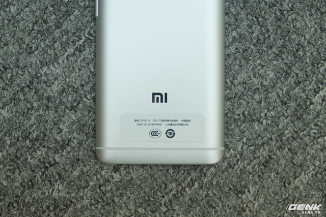 Mi 5s có thiết kế được làm bằng nhôm nguyên khối, với hai dải anten nhựa ở mặt sau.