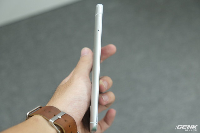 Cạnh trái của máy