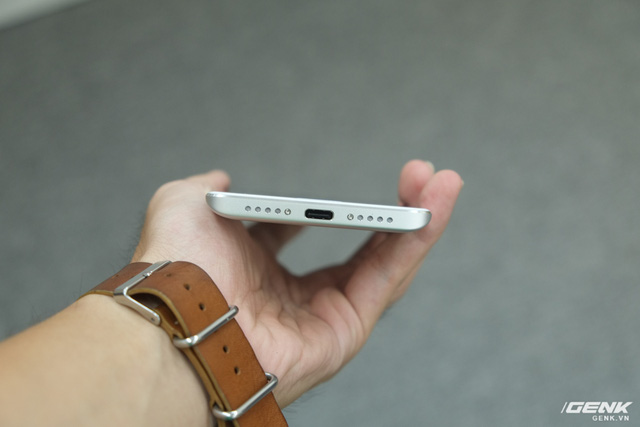 Ở mặt đáy, máy gồm một micro và một loa ngoài. Xen giữa đó là cổng kết nối USB-C