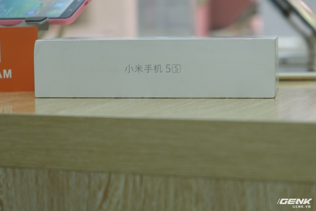 Ở bên cạnh hộp ghi rõ tên gọi của máy Mi 5s