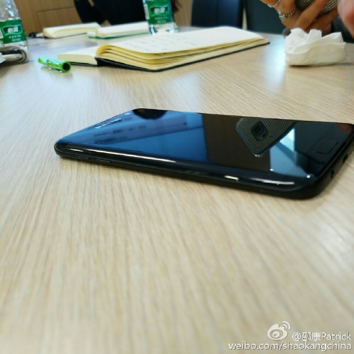 Galaxy S7 Edge Glossy Black bỗng dưng xuất hiện, iPhone 7 Jet Black sắp có “người anh em”