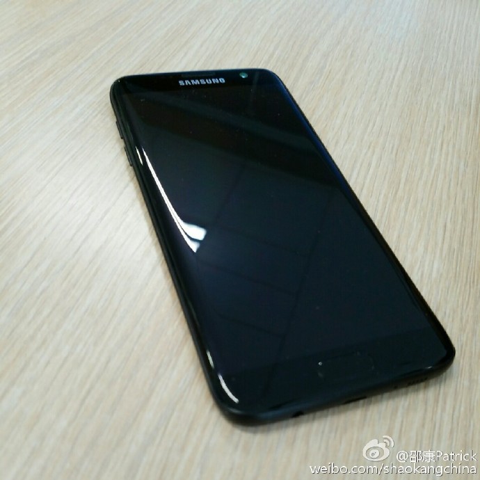 Galaxy S7 Edge Glossy Black bỗng dưng xuất hiện, iPhone 7 Jet Black sắp có “người anh em”