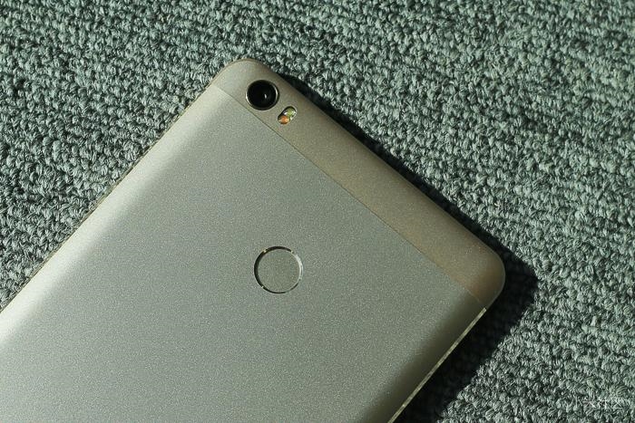 Mặt sau của Xiaomi Mi Max là cảm biến vân tay