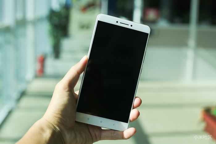 Mi Max có màn hình 6.44 inch đây là chiếc phablet đầu tiên của hảng