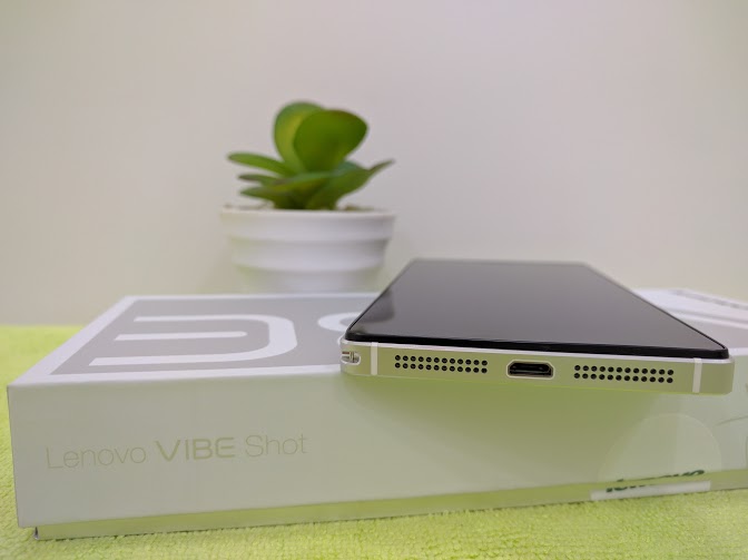 Cạnh đáy Lenovo Vibe Shot là cổng sạc USB và dải loa đối xứng