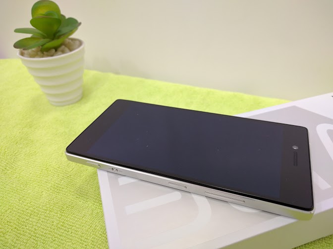 Máy có số đo lần lượt là 142 x 70 x 7.3 mm