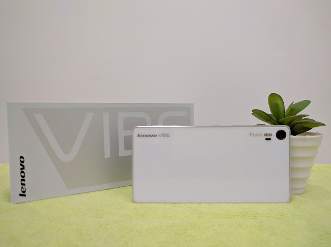 Mặt lưng Lenovo Vibe Shot là cụm camera với đèn triple-LED flash