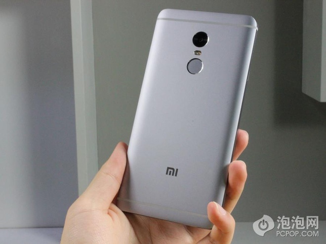 Xiaomi Redmi Note 4 có thiết kế tương tự Redmi Note 3 với vỏ kim loại nguyên khối nhưng phần lưng được làm liền lạc hơn.