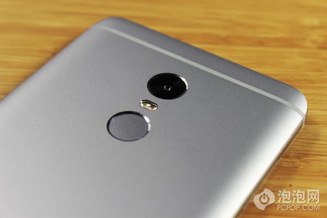Ở mặt lưng Redmi Note 4 là camera 13 MP, đèn flash kép và cảm biến vân tay cao cấp