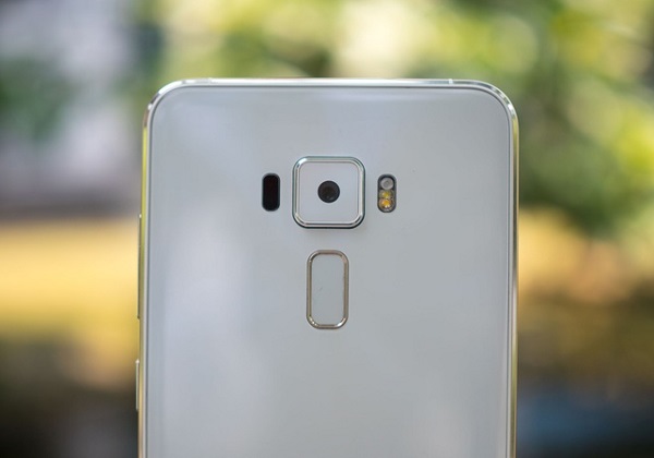 Camera trên Asus Zenfone 3 Deluxe có thiết kế khá lồi