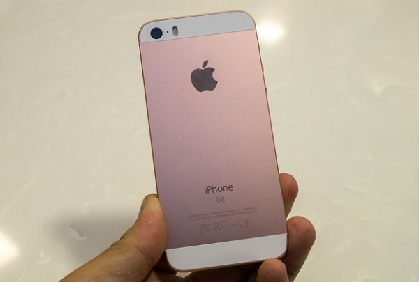 Ở mặt sau iPhone SE 64GB là camera quen thuộc