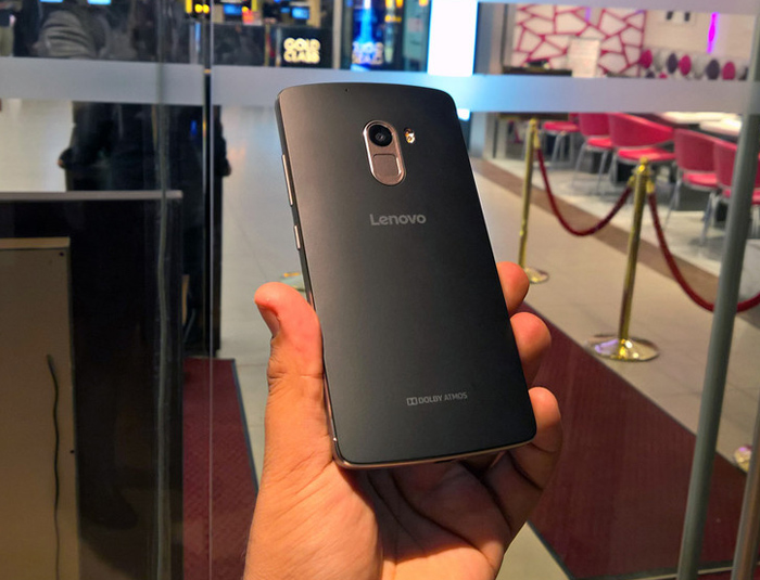 Lenovo K4 Note sở hữu kích thước lần lượt là 153.6 x 76.5 x 9.2 mm và nặng 158g, máy sẽ được bán ra với 2 lựa chọn màu sắc là trắng và đen đầy cá tính.