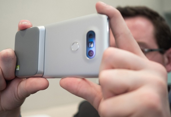 Phần dock LG Cam Plus của LG G5 cũ tích hợp nút quay phim, chụp hình và đặc biệt là bổ sung thời lượng pin