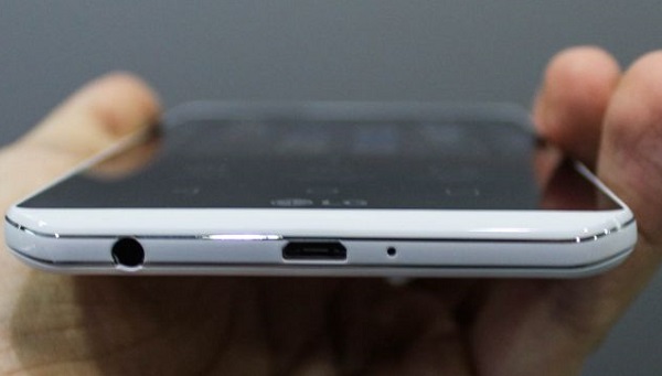 Cạnh dưới LG X Power là cổng microUSB v2.0