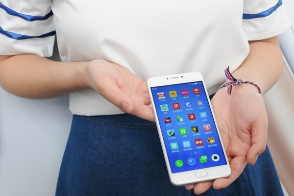 Màn hình rộng trên Meizu M3 Note mang đến trải nghiệm hình ảnh ấn tượng cho người dùng khi xem phim hay choi game