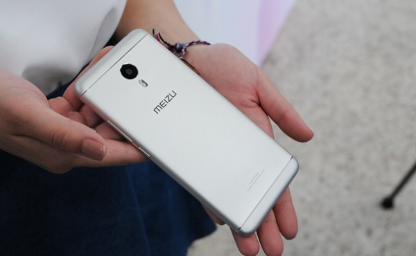 Mặt sau Meizu M3 Note có logo và camera 13MP