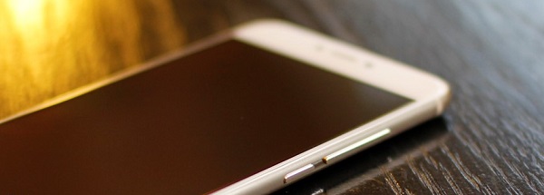 Cạnh phải của Meizu Pro 6 32GB là phím nguồn và tăng giảm âm lượng