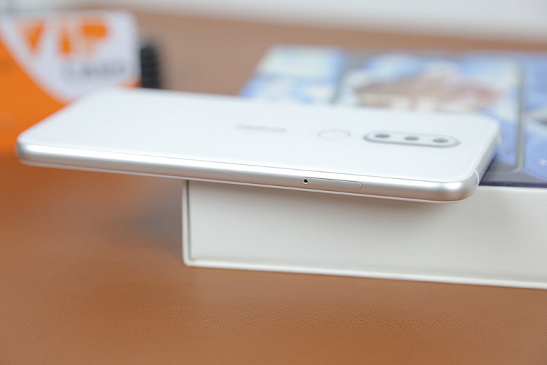 cạnh phải Nokia X6 màu trắng