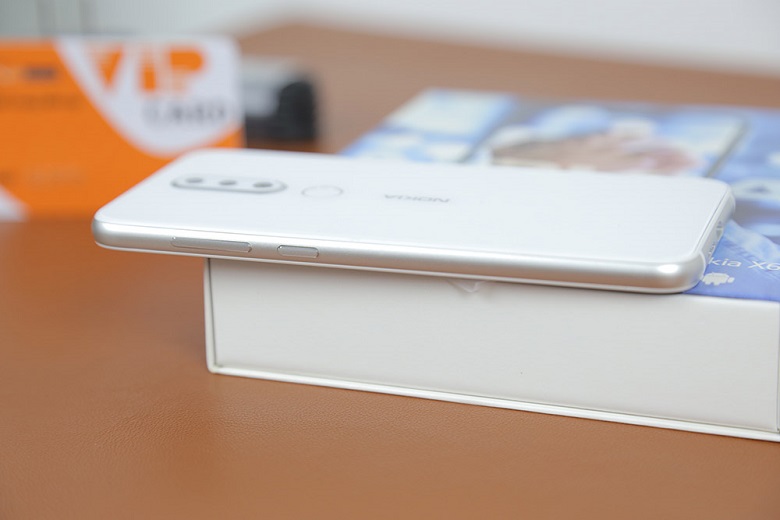 cạnh trái Nokia X6 màu trắng