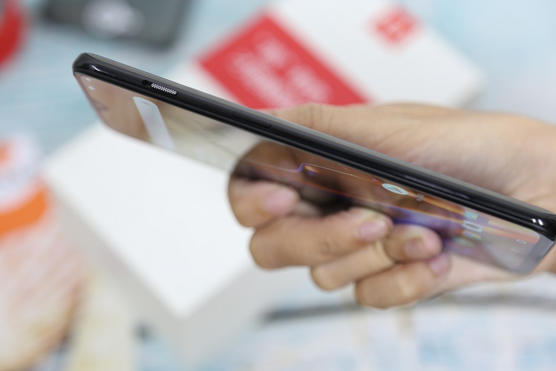 Cạnh phải OnePlus 6T