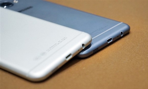 Cạnh dưới Samsung Galaxy C5 là cổng microUSB